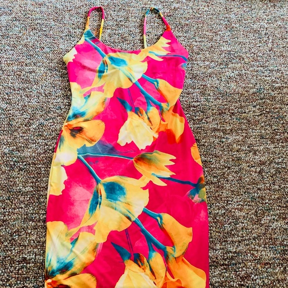 Dresses & Skirts - Midi/mini body on flower dress